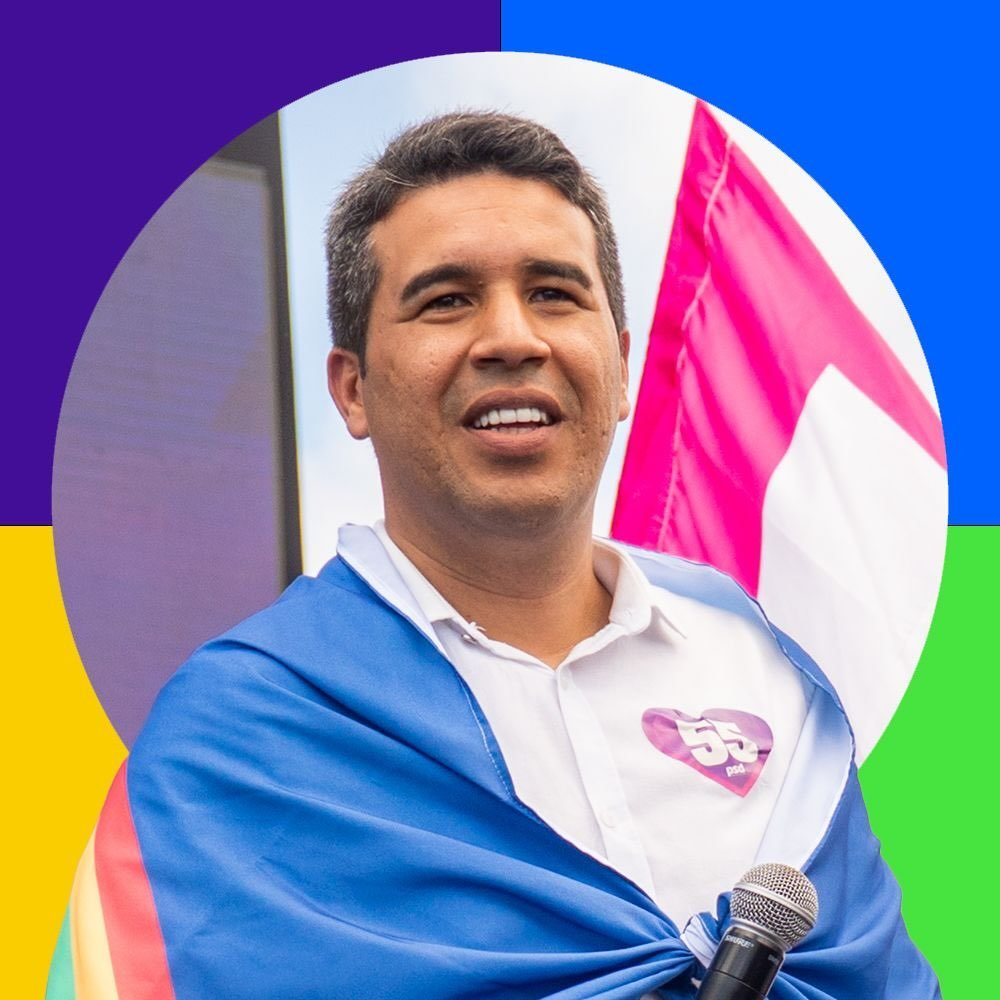 U de Raquel, candidato a deputado estadual em Pernambuco, em pé na beira de uma estrada